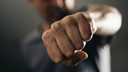 Foto zum Thema "Gewalt am Arbeitsplatz": Zu sehen ist die Nahaufnahme einer geballten Faust.