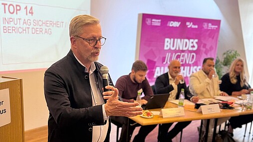 Das Foto zeigt Rainer Nachtigall, Vorsitzender des Bayerischen Beamtenbundes (BBB), vor dem Rednerpult.