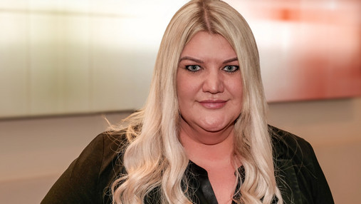 Foto zum Thema Gendermedizin und Gender-Budgeting: Zu sehen ist Daria Abramov, stellvertretende Vorsitzende der dbb jugend, die die Begriffe erklärt.