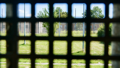JVA Hahnöfersand - Gitter Foto zum Thema "JVA Hahnöfersand": Zu sehen ist die Sicht aus einem vergitterten Fenster.