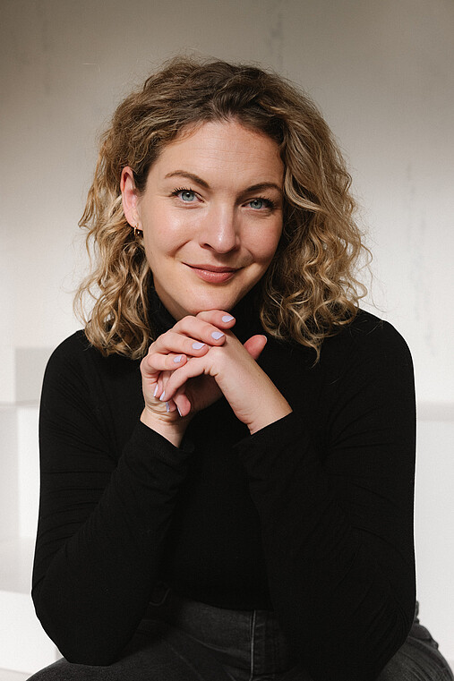 Foto zum Thema "Schutz der Demokratie": Zu sehen ist Sally Lisa Starken, Autorin und Journalistin.