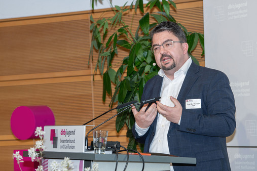 Foto zum Thema "Ideencampus 2025": Zu sehen ist der Politikwissenschaftler Prof. Thorsten Faas am Rednerpult.