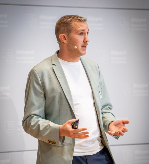 Generation Krise? - Kilian Hampel Zu sehen ist Kilian Hampel bei seinem Vortrag über die Trendstudie Jugend in Deutschland 2023.