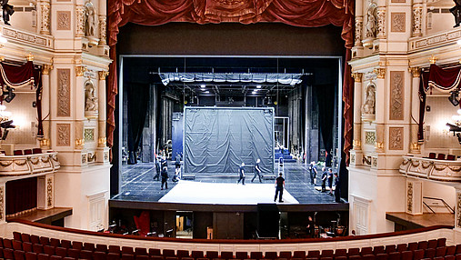 Foto zum Thema "Ausbildung zum Veranstaltungstechniker": Zu sehen ist die Bühne der Semperoper Dresden.
