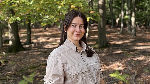 Foto zum Thema "kommunale Baumpflege": Zu sehen ist Amina, die für die Stadt Essen in der kommunalen Baumpflege arbeitet.