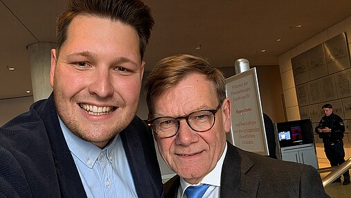 Das Foto zeigt Fabian Schütze mit Bundesaußenminister Johann Wadephul.