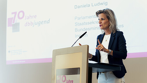 Foto zum Thema "70 Jahre dbb jugend": Zu sehen ist Daniela Ludwig (CSU), Staatssekretärin im Bundesinnenministerium, am Rednerpult.