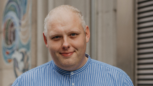 Koch werden - Toni berichtet, wie es geht Foto zum Thema Koch werden: Zu sehen ist Toni, der die Ausbildung im öffentlichen Dienst gemacht hat und seinen Werdegang schildert.