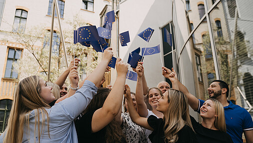 Foto zum Thema "Europatag 2026": Zu sehen sind Mitglieder der dbb jugend mit Europafähnchen.