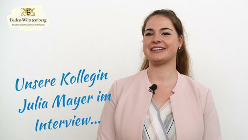 Public Management Studium - was kommt danach? Im Video ist Julia, die Public Management studiert hat, zu sehen. Sie gibt Einblicke in ihren beruflichen Werdegang.