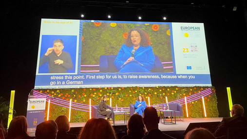 #WEP - Austauschprogramm der CESI Foto zum Thema "WEP": Zu sehen ist Andrea Nahles auf einer Großleinwand während der Podiumsdiskussion.