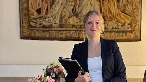 Foto zum Thema "Standesbeamt*in werden": Zu sehen ist Elena, Standesbeamtin in Köln. Sie steht im Trauzimmer.