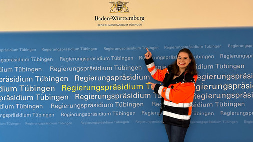 Public Management studieren - Julia schildert ihren Werdegang Foto zum Thema Public Management studieren: Zu sehen ist Julia, die das Studium absolviert hat und ihre Erfahrungen teilt. Sie eine trägt orangefarbige Sicherheitsjacke.
