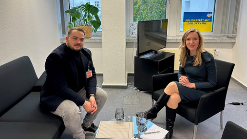 Matthäus Fandrejewski im Gespräch mit der CDU-Bundestagsabgeordneten Dr. Ottilie Klein.