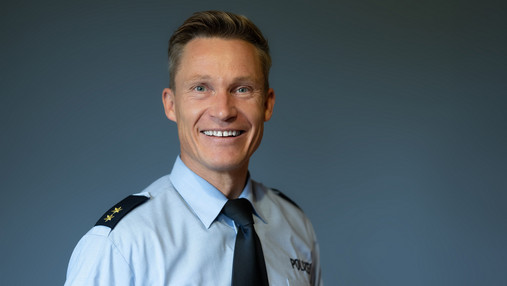 Foto zum Thema "sicherimdienst": Zu sehen ist ein Porträt von Andre Niewöhner, der die Arbeit des Netzwerks koordiniert. Er trägt eine Polizeiuniform.