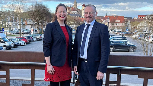 Europaabgeordneter Norbert Lins und Julia Mayer, Sprecherin AG Europa der dbb jugend stehen nebeneinander und gucken in die Kamera.