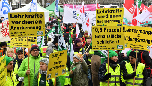 Foto zum Thema Streikverbot für Beamte: Zu sehen sind Lehrkräfte auf einer Demonstration.