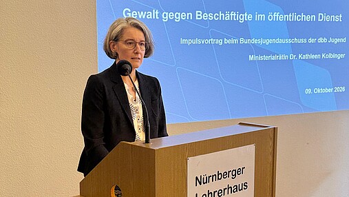 Das Foto zeigt Kathleen Kolbinger, Ministerialrätin im Bayerischen Staatsministerium der Finanzen und für Heimat, am Rednerpult.