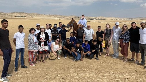 Jugendaustausch mit Israel: Die Delegation der dbb jugend zu Gast bei Beduinen in der Wüste Negeb.