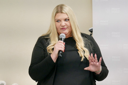 Foto zum Thema "Gewalt gegen Beschäftigte im öffentlichen Dienst": Zu sehen ist Daria Abramov, stellvertretende Vorsitzende der dbb jugend, auf einer Podiumsdiskussion zum Thema.