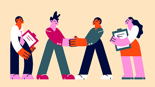 Foto zum Thema "Wie funktioniert eine Schlichtung": Zu sehen sind zwei Figuren, die sich die Hand schütteln. Dahinter zwei Figuren, die vermittelt haben.