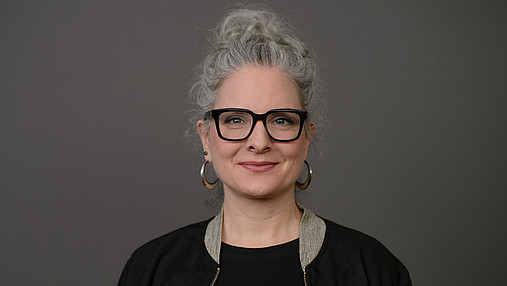 Foto zum Thema "wie finde ich das richtige Ehrenamt": Zu sehen ist ein Porträt von Ehrenamts-Expertin Susanna Hölscher, die Antworten gibt.