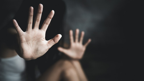 Foto zum Thema "Prävention sexualisierter Gewalt": Zu sehen sind Hände, die abwehrend in die Luft gestreckt sind.