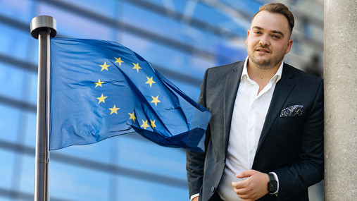 Diese EU-Irrtümer halten sich hartnäckig Foto-Montage zum Thema "EU-Irrtümer": Links ist eine EU-Fahne zu sehen, die im Wind flattert. Rechts Matthäus Fandrejewski, Vorsitzender der dbb jugend.