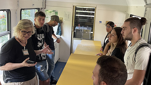Das Foto zeigt die Reisegruppe im Austausch mit der Berliner Tafel.