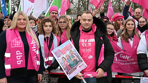 Ein Känguru und Sprünge in die kalte Elbe – der Protest in Bildern