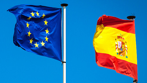 Foto zum Thema "spanische Ratspräsidentschaft": Zu sehen sind die Fahnen der EU und Spanien, die im Wind flattern.