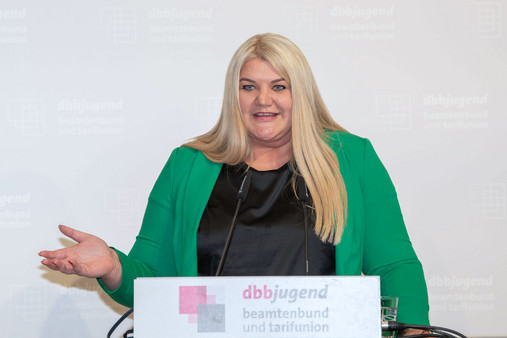 Foto zum Thema "Ideencampus 2025": Zu sehen ist Daria Abramov am Rednerpult.