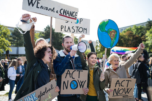 Klima Demonstration Menschen mit Plakaten in der Hand demonstrieren für den Klimaschutz