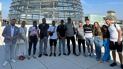 Das Foto zeigt die Gruppe aus Israel mit Mitgliedern der dbb jugend. Im Hintergrund ist die Kuppel des Bundestags zu sehen.