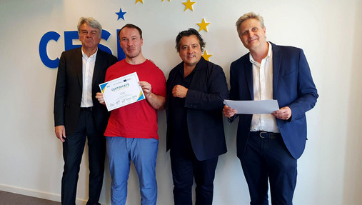 #WEP - Austauschprogramm der CESI Foto zum Thema "#WEP": Zu sehen ist ein Gruppenfoto mit Beteiligten vom Austausch. Daniel Richter hält sein Zertifikat in die Kamera.