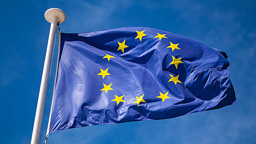 Das Foto zeigt eine Europa-Flagge, die im Wind flattert.