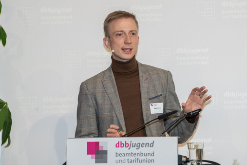 Foto zum Thema "Ideencampus 2025": Zu sehen ist der Sozialwissenschaftler Dr. Jan Eichhorn am Rednerpult.