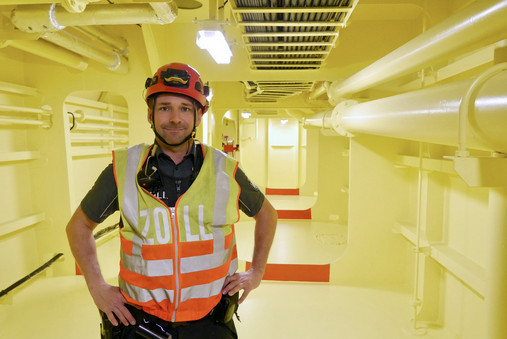 Foto zum Thema „Zoll Hamburger Hafen“: Zu sehen ist Tom im Wallgang des Schiffes.