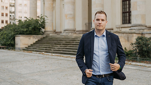 Das Foto zeigt Claudio Albrecht, Lokführer und Bezirksleiter Nord-Ost bei Jugendorganisation der Gewerkschaft Deutscher Lokomotivführer.