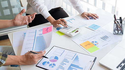 Foto zum Thema "Monitor öffentlicher Dienst 2024": Zu sehen sind Statistiken auf Papier, die auf einem Tisch liegen. 