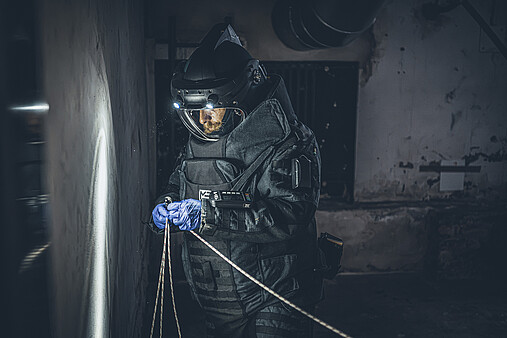 Foto zum Thema "Wir wird man Entschärfer*in?": Zu sehen ist Kevin im Bombenschutzanzug.