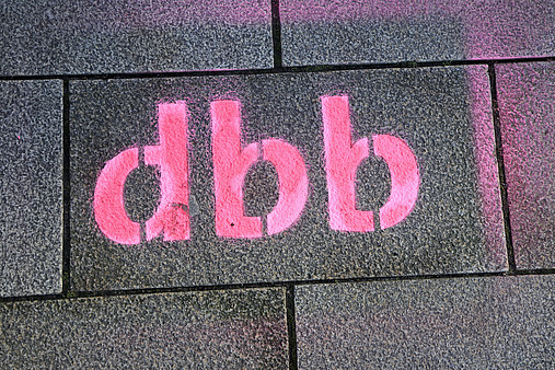 Symbolfoto zum Thema "TVöD - was steht drin": Zu sehen ist der dbb-Schriftzug, der auf Pflastersteine gesprayt wurde.