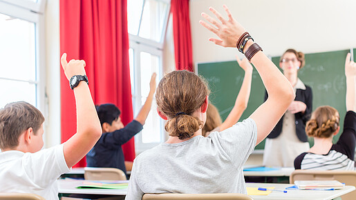 Müssen Lehrer*innen politisch neutral sein?