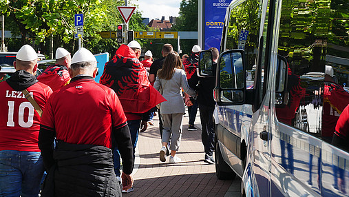 Foto zum Thema "Polizei Einsatzversorgung": Zu sehen sind albanische Fans auf dem Weg zum Stadion.