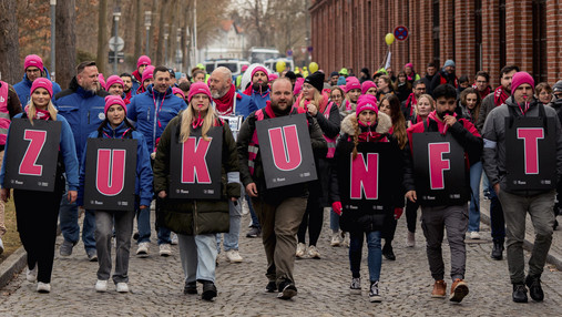 Warum Gewerkschaft? - Vier Gründe für eine Mitgliedschaft Foto zum Thema "warum Gewerkschaft": Zu sehen sind Mitglieder der dbb jugend auf einer Demo. Sie halten ein Transparent mit der Aufschrift "Zukunft".