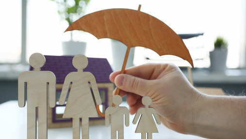 Wichtige Versicherungen - Vorsorge verträgt kein Aufschieben Foto zum Thema "wichtige Versicherungen": Zu sehen sind Figuren, die eine Familie darstellen, darüber ein schützender Regenschirm.