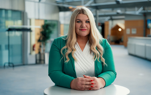 Foto zum Thema "Gewalt am Arbeitsplatz": Zu sehen ist Daria Abramov, Erste stellvertretende Vorsitzende der dbb jugend.