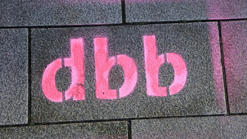 Jahressonderzahlung öffentlicher Dienst - wer bekommt was? Foto zum Thema "Jahressonderzahlung": Zu sehen ist der dbb-Schriftzug, der auf Pflastersteine gesprayt wurde.