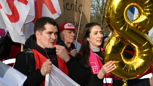 Foto zum Thema TVöD 2025: Zu sehen ist eine Demonstration der Gewerkschaften vor der ersten Verhandlungsrunde für den TVöD 2025 Bund und Kommunen in Potsdam.
