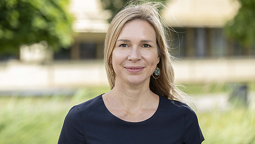 Foto zum Thema "Trendstudie Jugend in Deutschland 2025": Zu sehen ist eine Porträtaufnahme von Prof. Nina Kolleck, die auf der PK ihre Expertise beisteuert.
